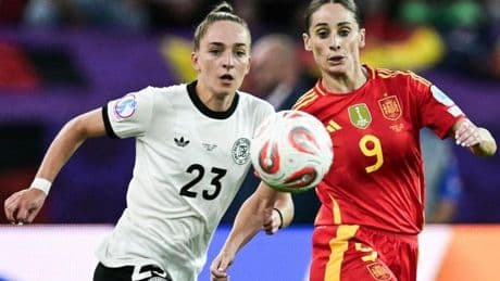 ¡Cabezazo al palo de Irene Paredes!