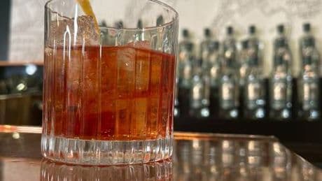 "Il Negroni è un drink razzista". Rissa (woke) sfiorata al bar