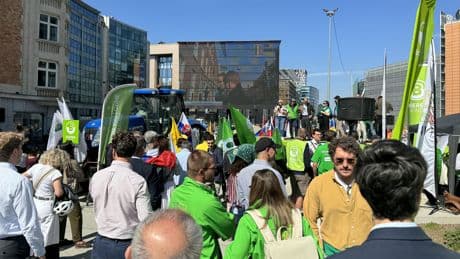 Çiftçilerden AB kurumları önünde protesto