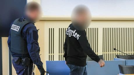 Urteil gegen Fahrlehrer nach sexueller Belästigung in Auto – Empörung