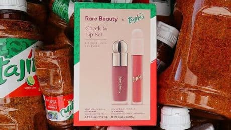 Selena Gómez honra sus raíces mexicanas con Rare Beauty: el dúo de colorete y 'lip gloss' más picante