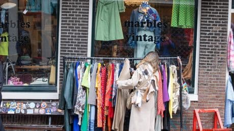 Tweedehands kledingwinkels zitten in de lift: ’Fast fashion, van webwinkels als Shein en Temu groeiend probleem’