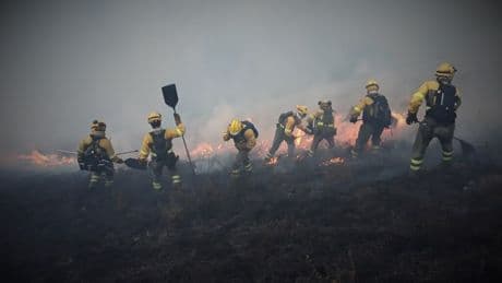 "Los incendios se apagan en invierno": buena parte de España despide a sus bomberos en temporada baja y eso es un problema