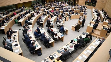 Hakenkreuz auf Stimmzettel geschmiert: Eklat im Landtag von Baden-Württemberg