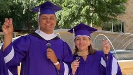 Una mujer y su hijo se gradúan juntos y celebran un Día de la Madre inolvidable