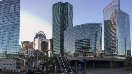 «Il fait plus frais chez moi qu’ici, c’est infernal» : les bureaux vitrés, des fours de moins en moins adaptés au climat