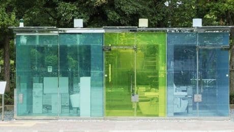 La peculiaridad de unos baños públicos: poder ver si están limpios con la puerta cerrada