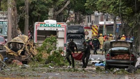 Colombia, due attentati a Calì, autobomba ed elicottero abbattuto con droni: 17 morti. Tra questi alcuni agenti di polizia
