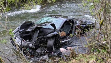 El Ferrari de dos británicos de 78 y 58 años se despeña y cae a un río en León: los dos ocupantes han muerto