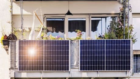 Mit der Kraft der Sonne sparen: Balkonkraftwerk kaufen: So gelingt der Solarstrom-Start