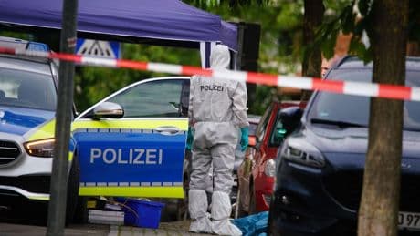 Ein Beamter schwer verletzt - Messer-Angriff! Polizei erschießt Mann (27)