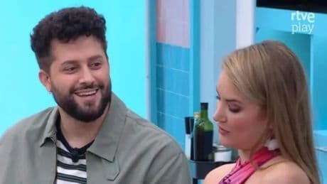 Alba Carrillo y Javier de Hoyos, pillados por un micro abierto hablando de la cancelación de &#039;La familia de la tele&#039;: &quot;¿Qué va a pasar?&quot;