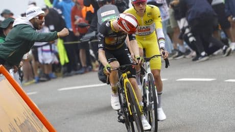 Vingegaard denkt ondanks straatlengte achterstand op Pogacar dat hij Tour kan winnen; achter hem strijdt kwartet voor derde plek