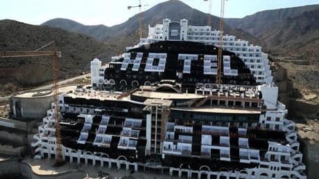El derribo del Algarrobico se enreda aún más con dos vías paralelas que enfadan en Carboneras: “Montero miente”