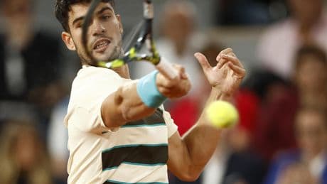 Titelverdediger Carlos Alcaraz weer in finale Roland Garros na opgeven Lorenzo Musetti: ’Nooit leuk om zo te winnen’