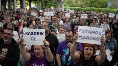 Alrededor de 500 vecinos se concentran en Rekalde para denunciar el asesinato de una niña en Bilbao