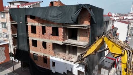 Esenyurt'ta deprem kabini testi yürekleri ağza getirdi