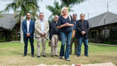Los no independentistas abuchean a Le Pen en su visita a Nueva Caledonia