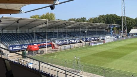 Telstar-fans helpen in felle zon met schoonmaken stadion: ’Ik heb een handdoek mee voor het zweet’