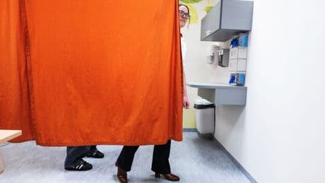 De genderpoli van het Amsterdam UMC krijgt steeds meer kritiek. NRC liep anderhalf jaar mee. ‘Het kost zoveel tijd om te bewijzen dat ik vrouw ben’