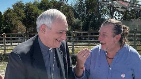 Il "campo largo" delle tonache rosse: dai legami con i dem alla lotta ai confini