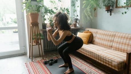 Sentadilla cosaca: el ejercicio que acelera el metabolismo y define las caderas y los glúteos