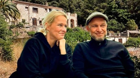 Fred en Elske kochten oud landhuis met 35 hectare grond in Catalonië: ’Nostalgisch, met bijna koninklijke bedden en een mooie wijnkelder’