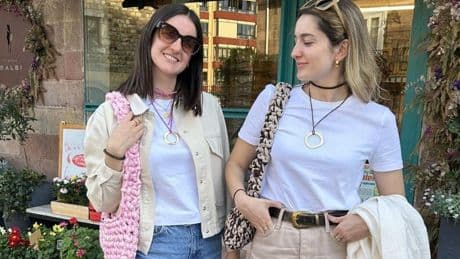 De Villarcayo a Granada: los bolsos coloridos de dos hermanas bilbaínas que triunfan en Instagram