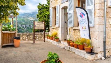 Paris les ferme, les touristes les réclament : quel avenir pour les offices de tourisme ?