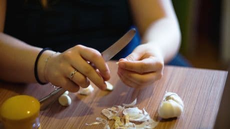 Mit dem Glas-Trick: So einfach haben Sie Knoblauch noch nie geschält