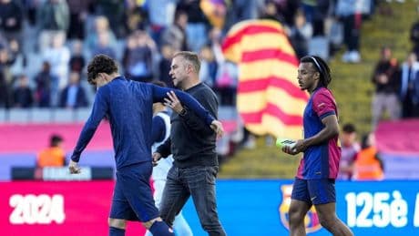 Héctor Fort, enfadado con Flick tras el Barça-Celta