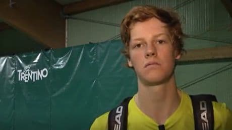 Jannik Sinner a 17 anni: «Papà mi ha dato una racchetta e ho iniziato. La discoteca? Non fa per me»