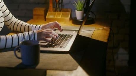 Überstunden: Jeder neunte Beschäftigte arbeitet mehr als vereinbart