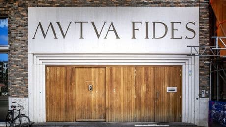 Vindicat verbreekt banden met gezelschap na 'brandmerken' leden met hete stok