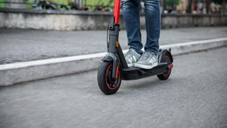Arde un patinete en A Coruña en un carril ciclista en la avenida Salgado Torres tras una caída
