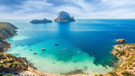 «Un tournant» : Ibiza limite le nombre de touristes visitant l’île en voiture