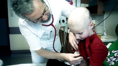 &quot;No me gusta quitarme la capucha en clase&quot;: niños con cáncer se enfrentan al rechazo al volver al colegio