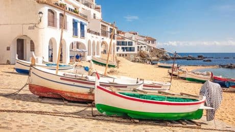 Estas son las mejores playas marineras de España en las que darse un baño (también de historia)