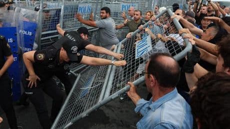 La policía turca ataca la sede del principal partido de la oposición a Erdogan
