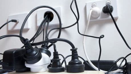 Leitungs-Wirrwarr: Kabel verstecken: So bekommen Sie das Chaos in den Griff
