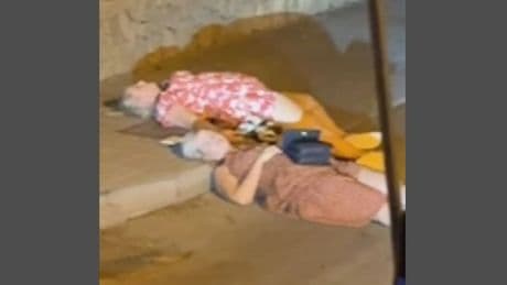 Dos mujeres dormidas en plena calle a las 4 de la mañana, la imagen viral del turismo nocturno en Mallorca