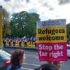 In Manchester staan voor- en tegenstanders van vluchtelingen aan weerszijden van de straat
