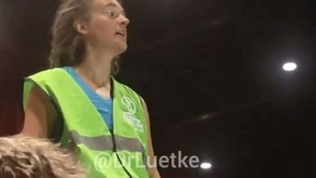 La folle protesta di Rackete nella tv norvegese: cacciata tra i fischi