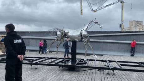 Marseille: Zeus, le cheval métallique de l'ouverture des Jeux 2024, en forme olympique sur la terrasse du Mucem