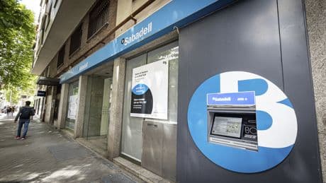 A la luz del informe de Competencia, ¿debió pasar la opa sobre Sabadell a fase 2?
