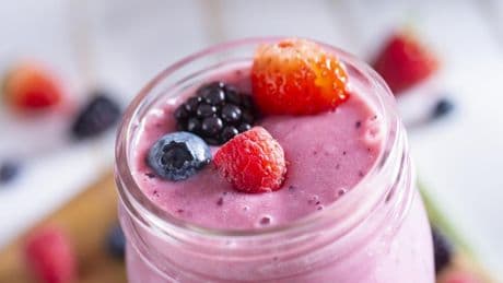El batido de frutos rojos rico en proteínas que puedes preparar fácilmente en casa