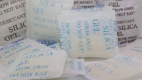 Silica-Gel: Das steckt hinter den kleinen, weißen Beuteln in neuen Produkten
