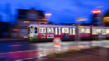 Strecke gesperrt: Straßenbahn prallt mit Lastwagen zusammen - fünf Verletzte
