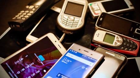 Móviles antiguos con los que puedes ganar dinero: un Motorola puede valer hasta 2.000 euros