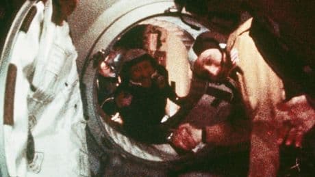 Dieser Handschlag 225 Kilometer über der Erde machte Hoffnung